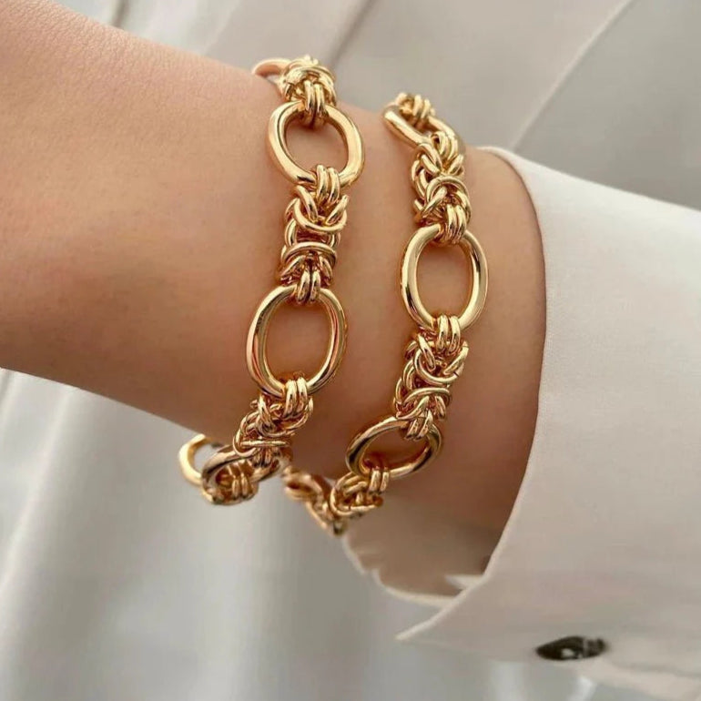 Contrasting Statement Chain Bracelet