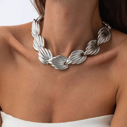 Splicing Scallop Choker Necklace