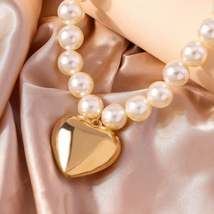 Exaggerated Heart Pearl Necklace